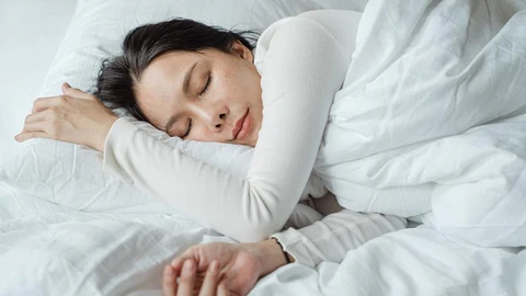 気持ちよく眠っている女性