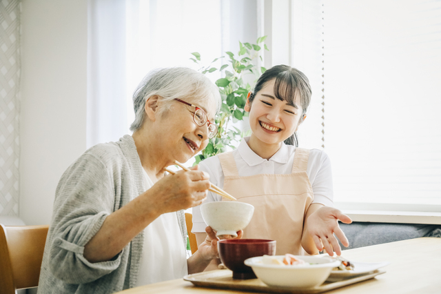 食事中のおばあちゃん