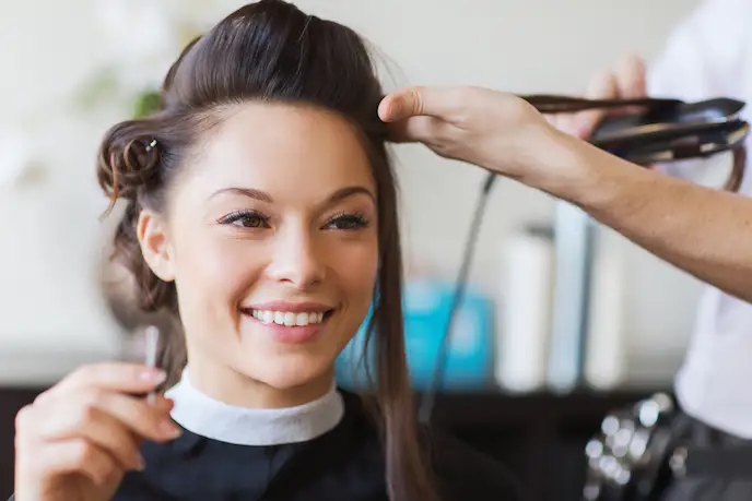 ヘアセットする女性